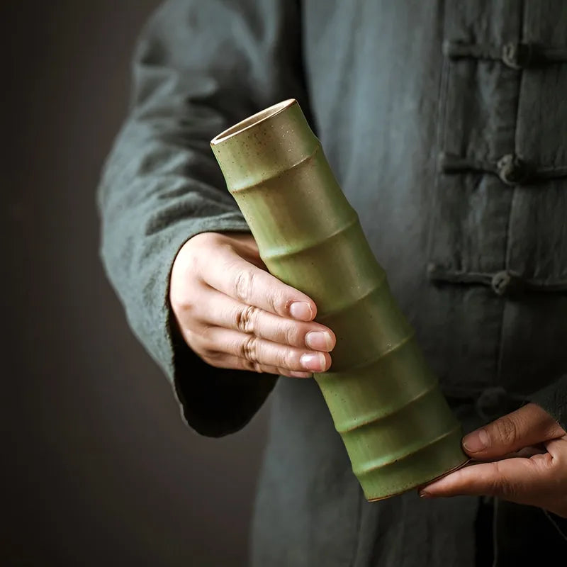 Vase Forme Bambou Vert, présentation tenu en main sans fleurs.
