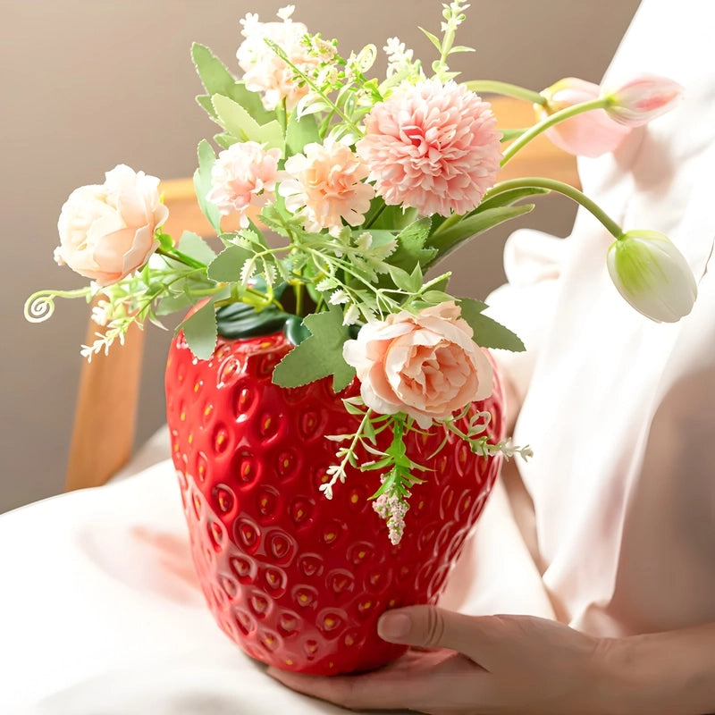 Vase Fraise Design Moderne en Céramique présentation du modèle rouge avec fleurs tenu en main.