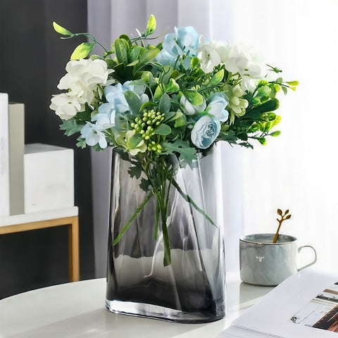 Vase géométrique translucide gris fumé seul avec bouquet de fleurs