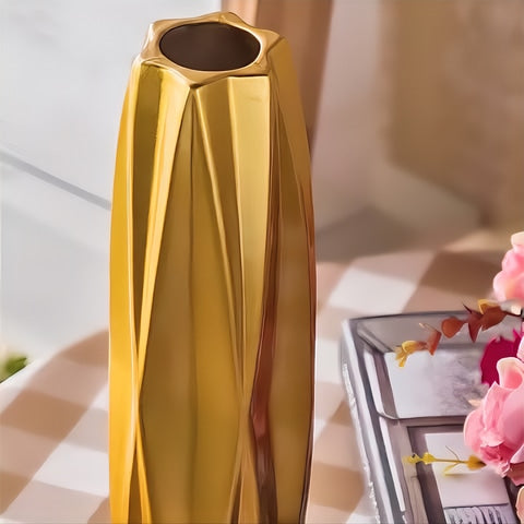 Vase haut élégant en or présentation vue de près modèle A