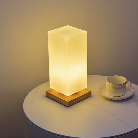 Vase lampe romantique pour fleurs séchées présentation allumé du modèle carré sans fleurs, sur table de nuit.