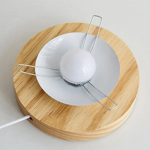Vase lampe romantique pour fleurs séchées, détails du support en bois avec une ampoule.