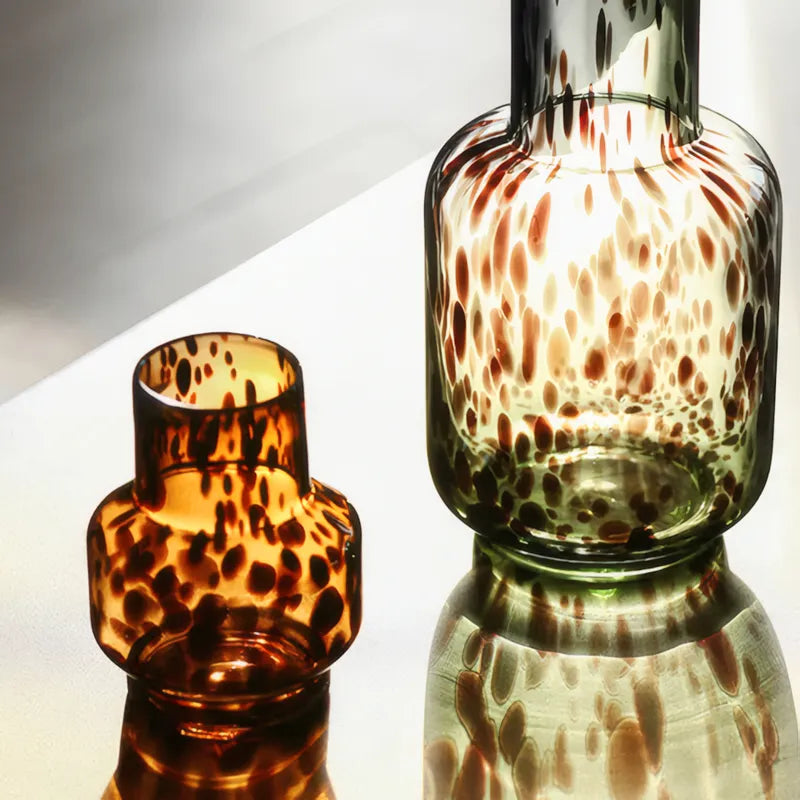 Vase Léopard Translucide présentation des modèles A et B sans fleurs sur une table.