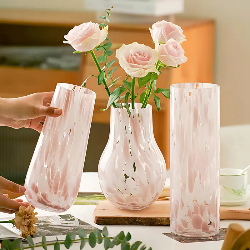 Vase Longiligne Décoratif Rose Laiteux présentation du modèle B tenu en main et du modèle A sans fleurs posé sur une table.
