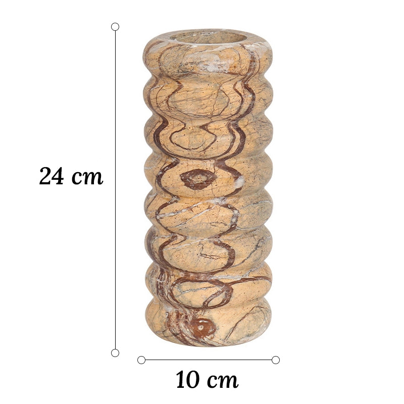 Vase Longiligne Ondulé Effet Bois, dimensions du modèle Grand 24 cm sur fond blanc.