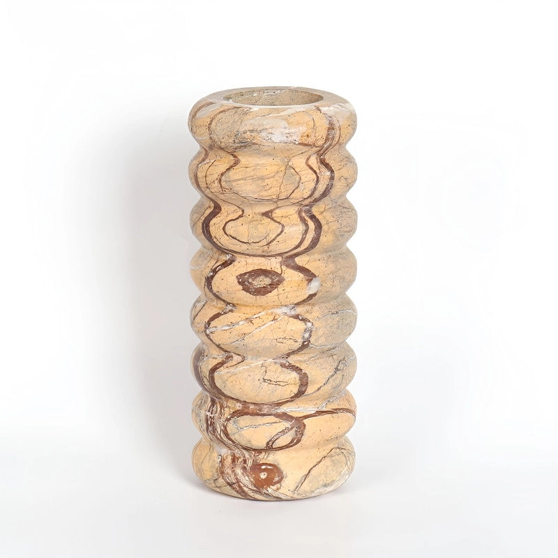 Vase Longiligne Ondulé Effet Bois présentation du modèle Grand sans fleurs sur une table blanche.