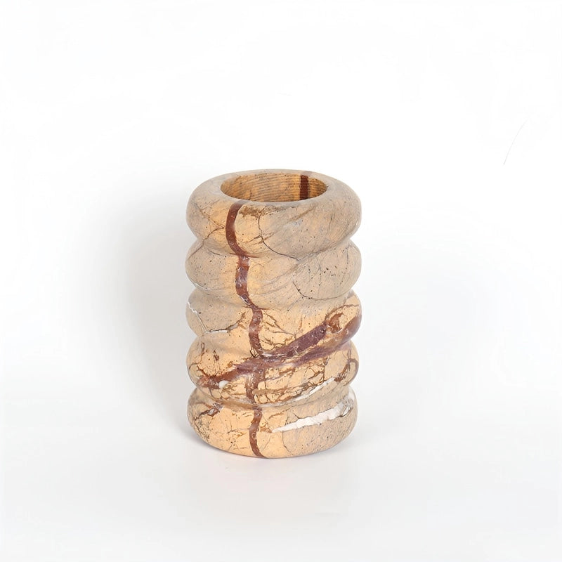 Vase Longiligne Ondulé Effet Bois présentation du modèle Petit sans fleurs sur une table blanche.