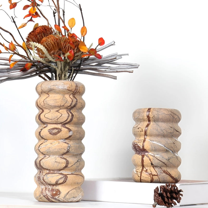 Vase Longiligne Ondulé Effet Bois présentation des modèles Grand avec bouquet de fleurs séchées et petit sans fleurs avec ornements.