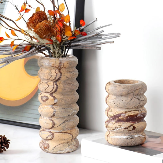Vase Longiligne Ondulé Effet Bois présentation des modèles Grand avec bouquet de fleurs séchées et Petit sans fleurs sur une table blanche.