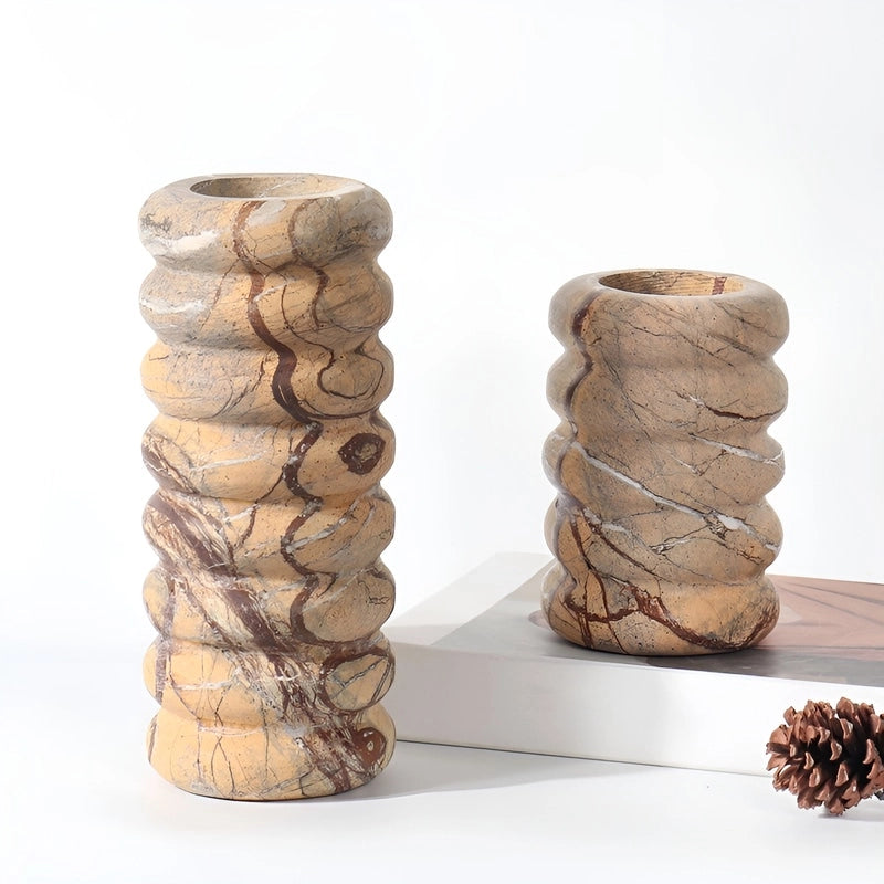 Vase Longiligne Ondulé Effet Bois, présentation des modèles Grand et Petit sans fleurs sur une table blanche.