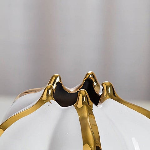 Vase luxueux blanc brillant orné de doré en céramique détails du col et de la céramique