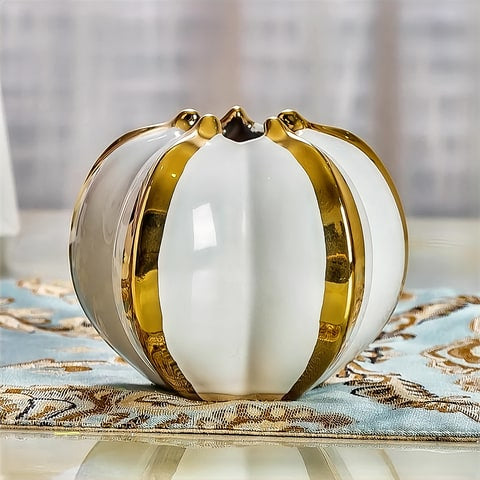 Vase luxueux blanc brillant orné de doré en céramique présentation du modèle A sur une table