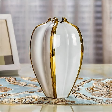 Vase luxueux blanc brillant orné de doré en céramique présentation du modèle B sur une table