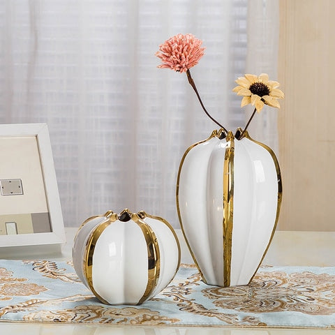 Vase luxueux blanc brillant orné de doré en céramique présentation des modèles A & B avec fleurs sur une table