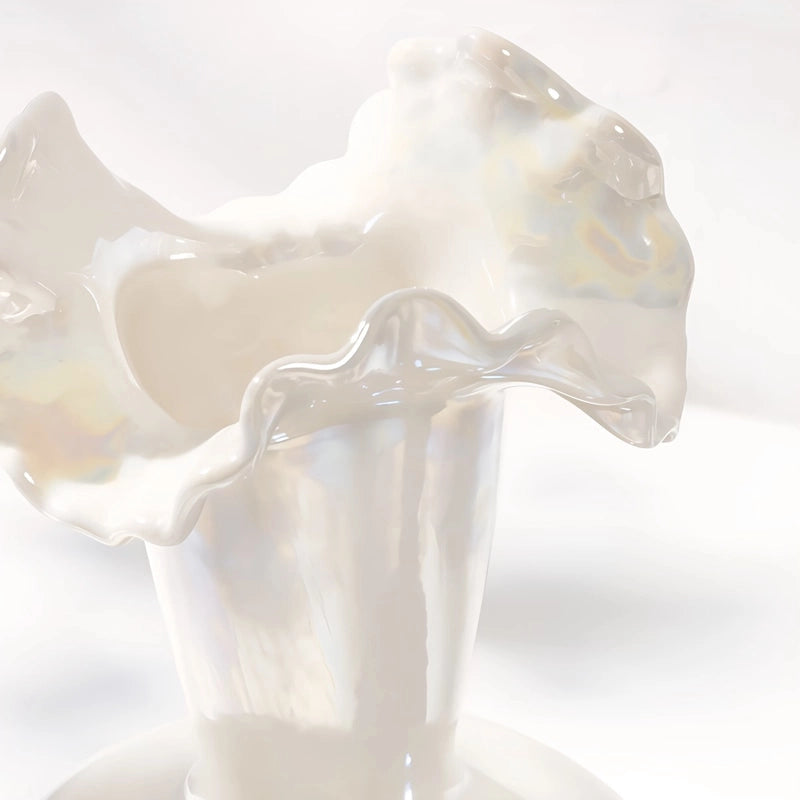 Vase Luxueux Design Raffiné Rond Col Ondulé Nacré détails du col du modèle A, vu de près.