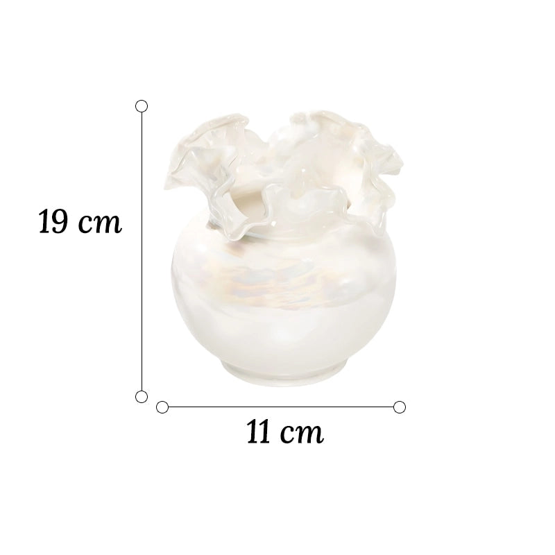 Vase Luxueux Design Raffiné Rond Col Ondulé Nacré dimensions modèle B 19cm sans fleurs sur fond blanc.