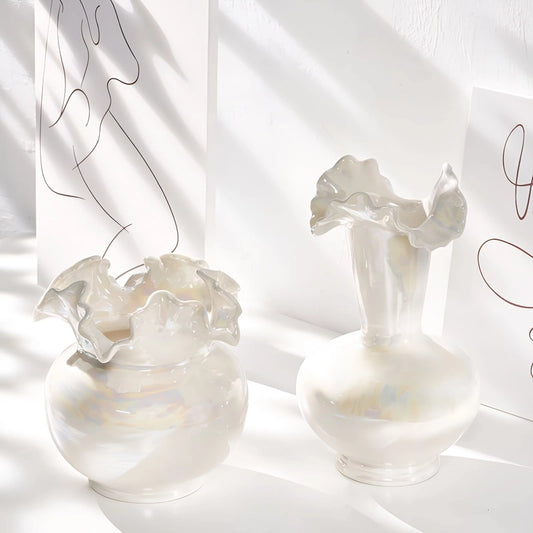 Vase Luxueux Design Raffiné Rond Col Ondulé Nacré présentation des modèles A et B sans fleurs sur une table blanche.