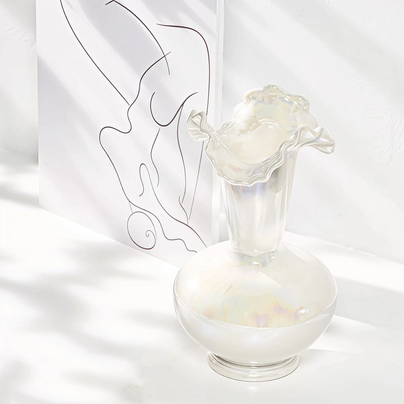 Vase Luxueux Design Raffiné Rond Col Ondulé Nacré présentation du modèle A sans fleurs sur une table blanche.