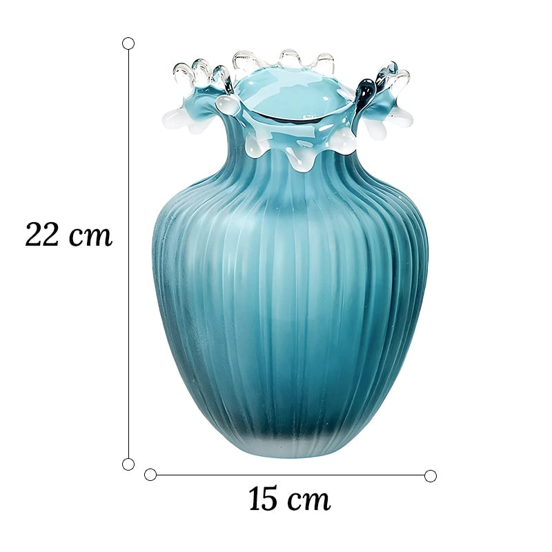 Vase Luxueux Rayé Bleu Givré Col Ondulé dimensions du modèle M 22cm sur fond blanc.