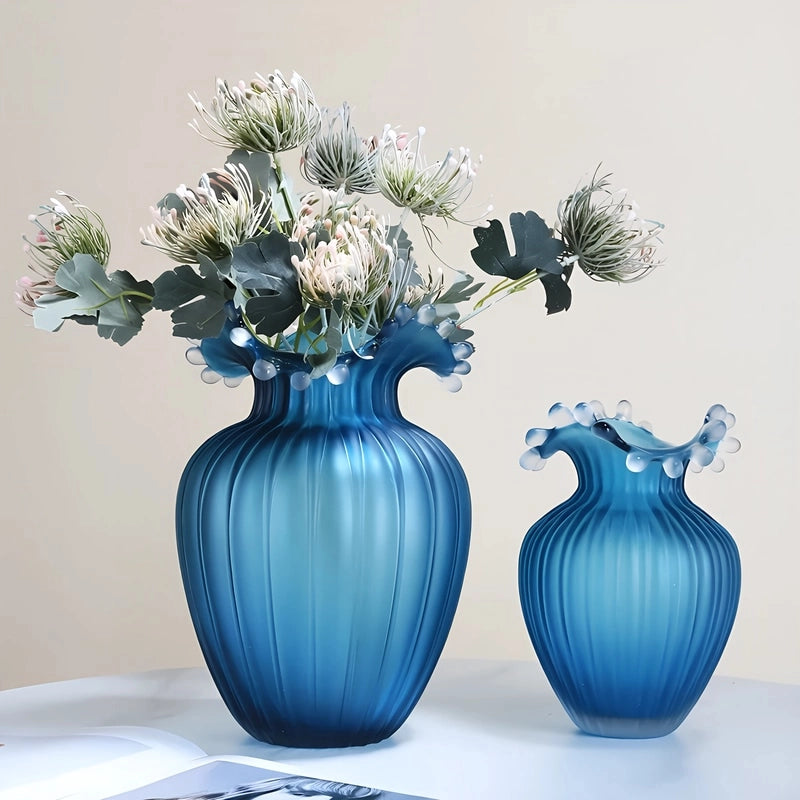 Vase Luxueux Rayé Bleu Givré Col Ondulé présentation des modèles L avec bouquet de fleurs et S sans fleurs sur une table blanche.