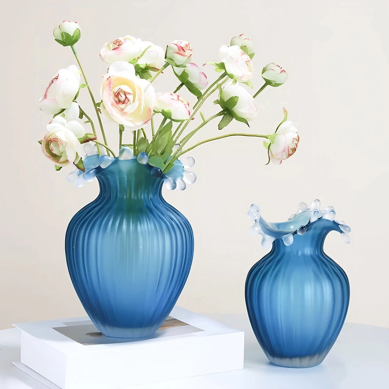 Vase Luxueux Rayé Bleu Givré Col Ondulé présentation des modèles M avec bouquet de fleurs et S sans fleurs.