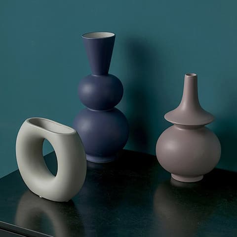 Vase Minimaliste Géométrique Couleurs Variées en céramique présentation des modèles E , B et A sans fleurs sur une table noir