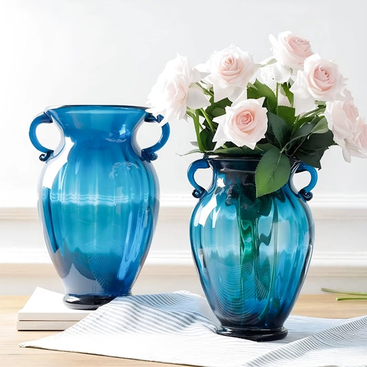 Vase Moderne Amphore Bleu avec Anses présentation de deux vases avec fleurs sur une table en bois.