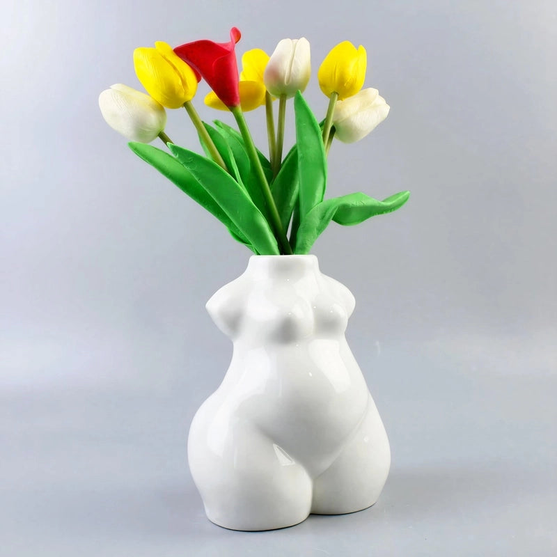 Vase Moderne Blanc Silhouette Féminine présentation du modèle A, vue de côté avec fleurs.