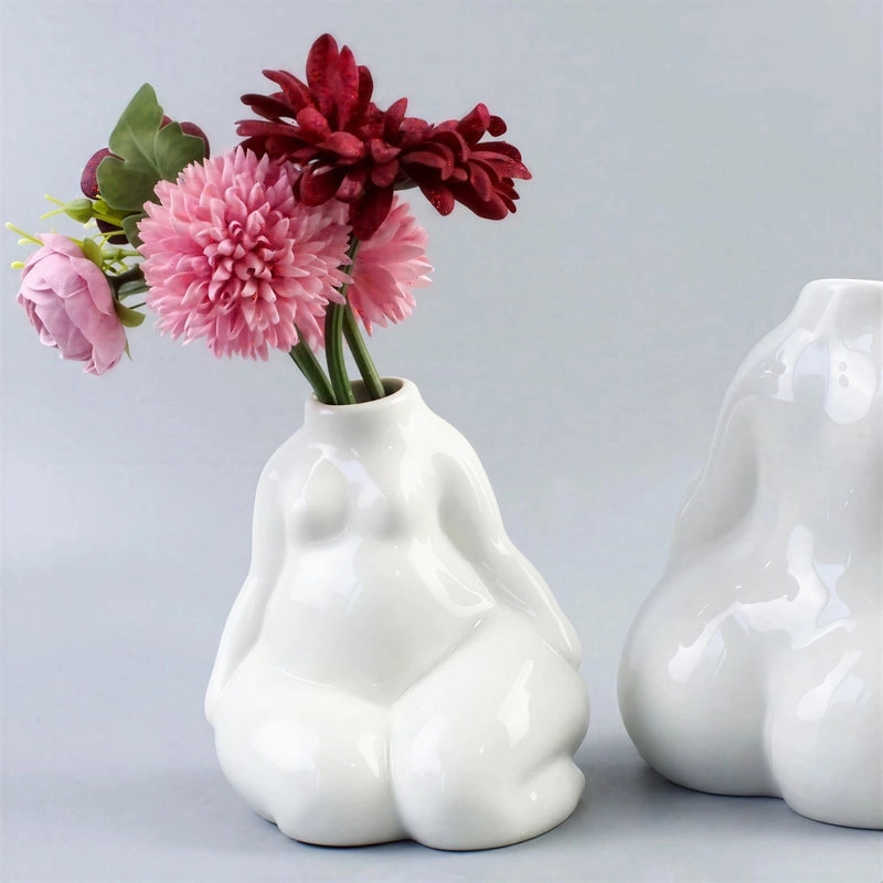 Vase Moderne Blanc Silhouette Féminine présentation du modèle B avec fleurs.