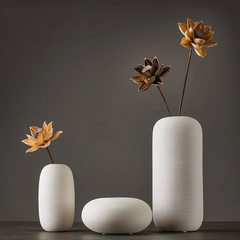Vase moderne blanc strié en Céramique modèles A, B et C avec fleurs séchées