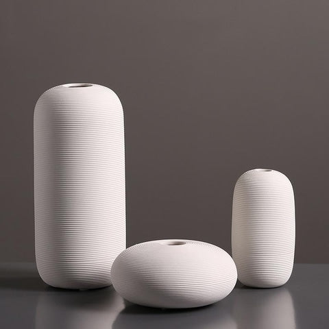 Vase moderne blanc strié en céramique présentation sans fleurs des modèles A, B et C.
