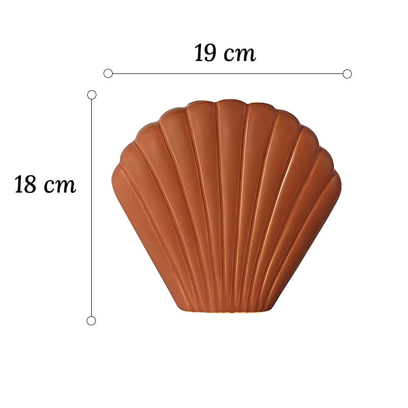 Vase Moderne Coquille Saint-Jacques Couleur marron dimensions 18cm sur fond blanc.