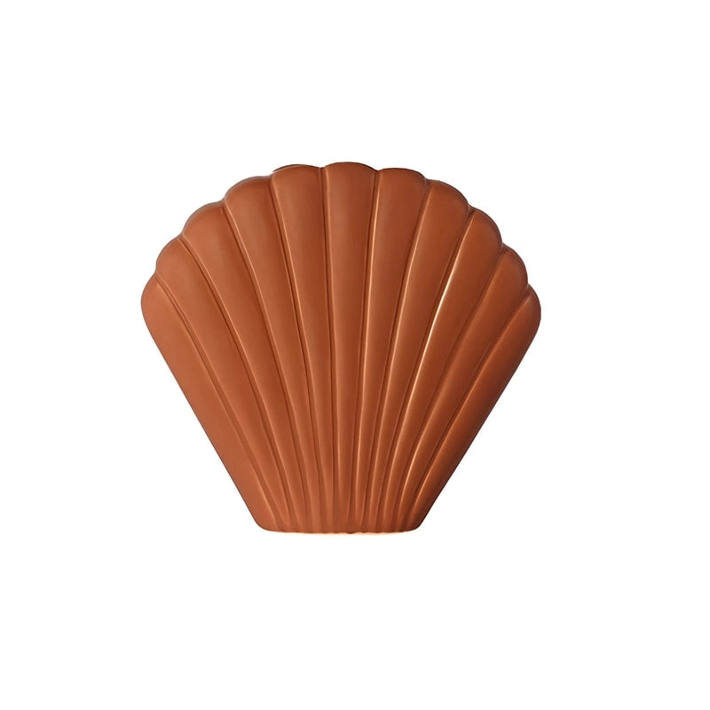 Vase Moderne Coquille Saint-Jacques Couleur Marron présentation sans fleurs sur fond blanc.
