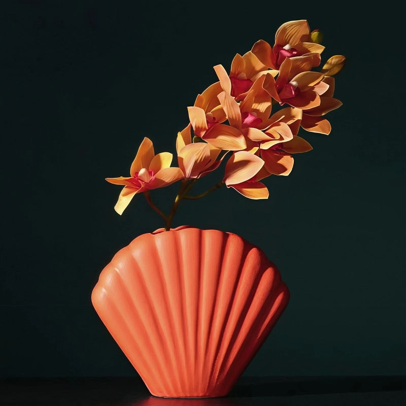 Vase Moderne Coquille Saint-Jacques Couleur rose présentation avec fleurs sur une table noire.
