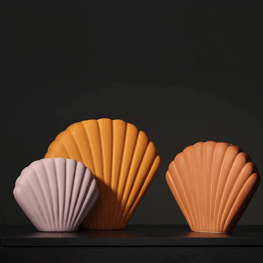 Vase Moderne Coquille Saint-Jacques Couleurs Variées présentation des modèles orange, marron et violet sur une table noire sans fleurs.
