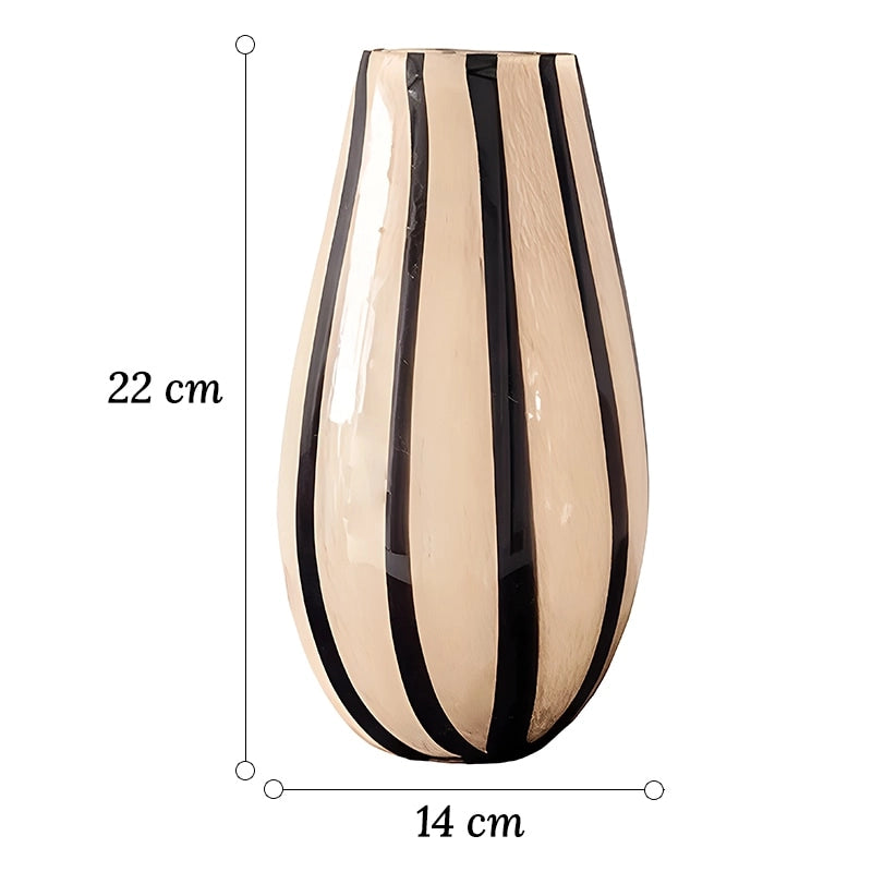 Vase Moderne Noir et Beige, Rayures Verticales dimensions du modèle haut 22 cm sur fond blanc.