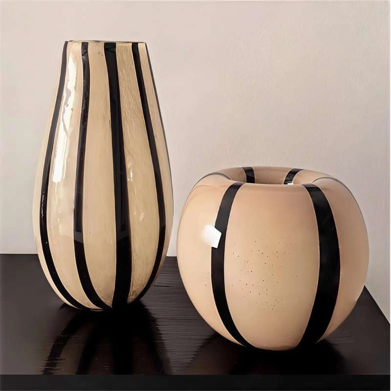 Vase Moderne Noir et Beige, Rayures Verticales, présentation des deux modèles sans fleurs sur une table noire.