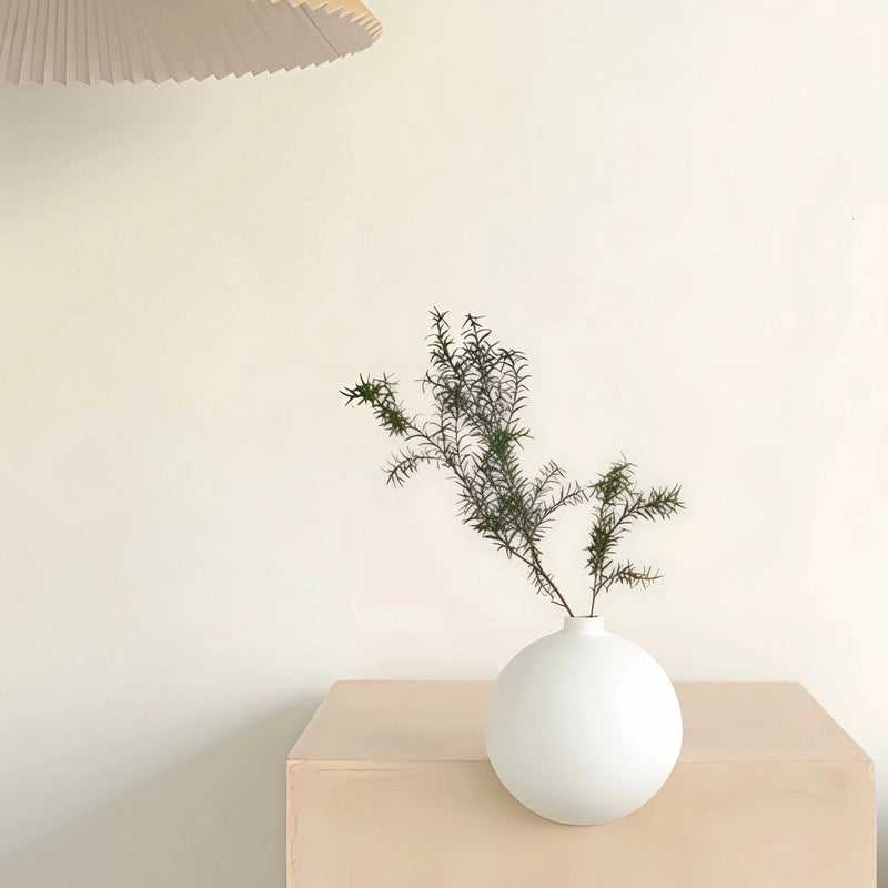 Vase Moderne Sphérique à Angle Droit Blanc en Céramique présentation avec tige.