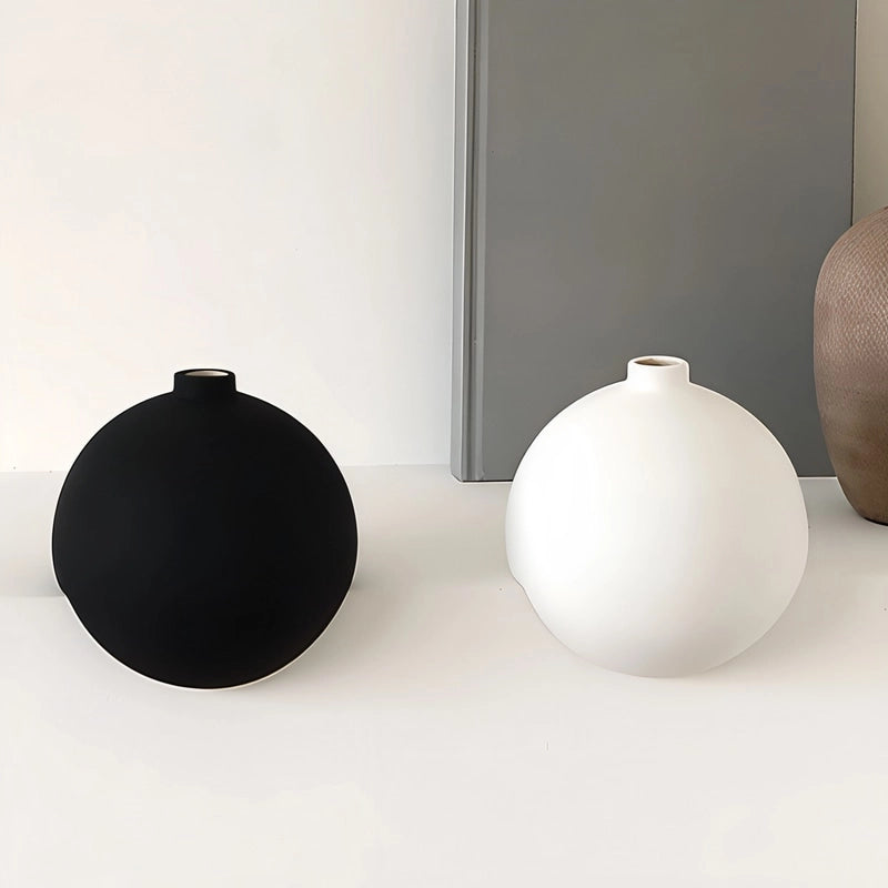 Vase Moderne Sphérique à Angle Droit Blanc et Noir en Céramique présentation sans fleurs.
