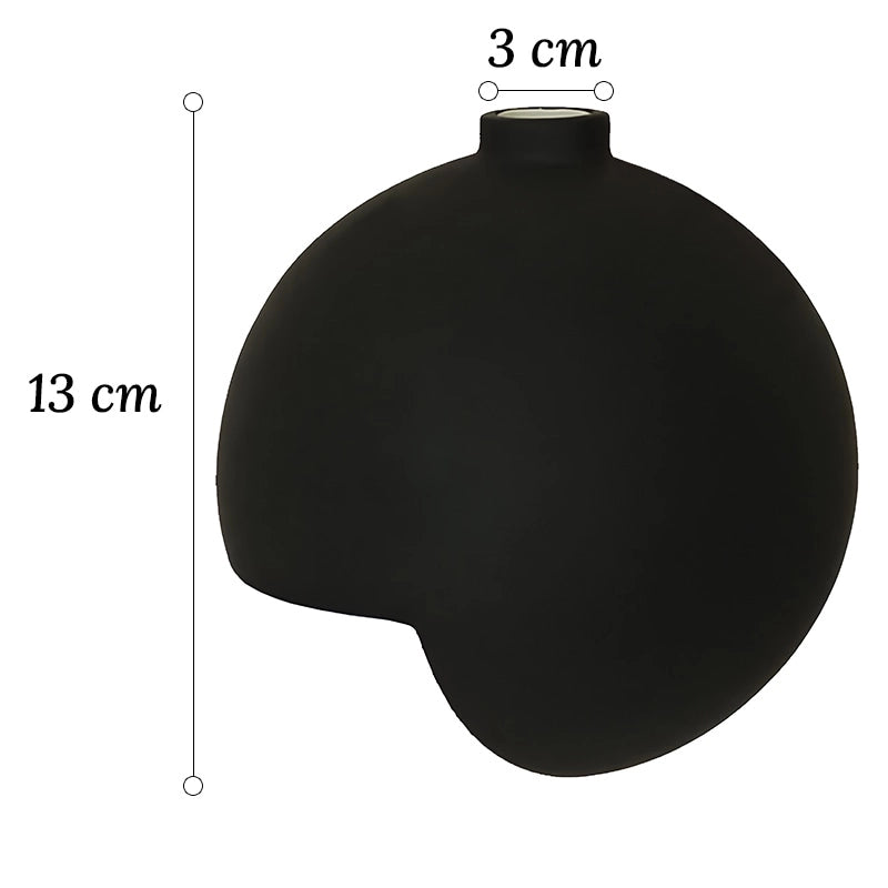 Vase Moderne Sphérique à Angle Droit Blanc ou Noir en Céramique dimensions 13cm sur fond blanc.