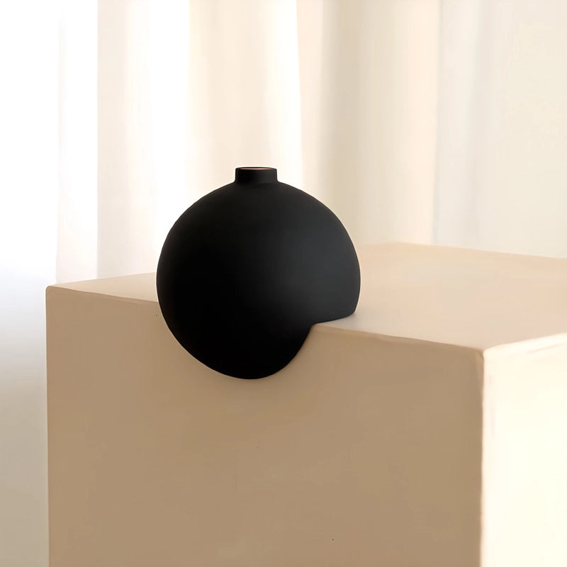 Vase Moderne Sphérique à Angle Droit Noir en Céramique présentation sans fleurs.