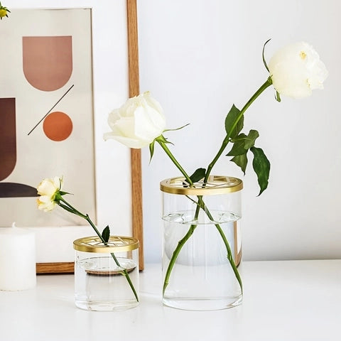 Vase Nordique Cylindrique Chic en Verre présentation des modèles 8 cm et 15 cm avec fleurs sur une table