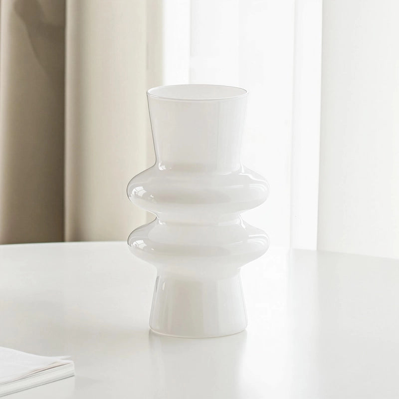 Vase Nordique Double Anneaux présentation du modèle blanc sans fleurs sur une table blanche.