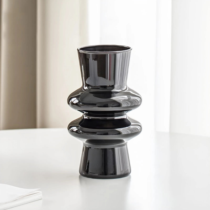 Vase Nordique Double Anneaux présentation du modèle noir sans fleurs sur une table blanche.
