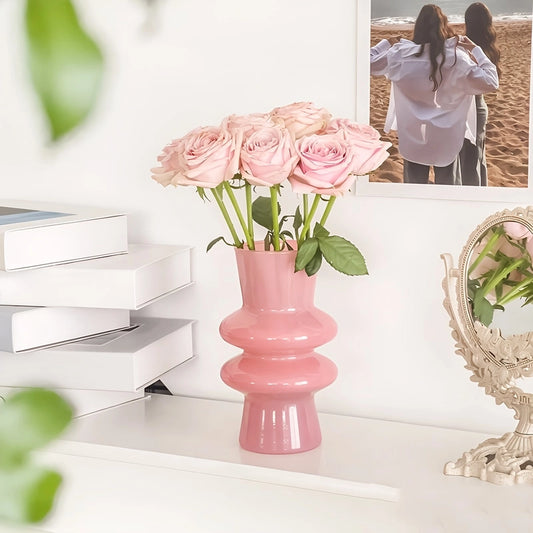Vase Nordique Double Anneaux présentation du modèle rose avec bouquet de fleurs roses sur un meuble blanc.