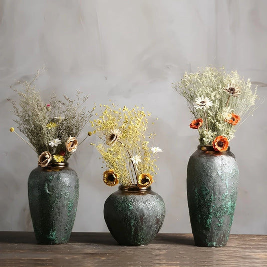 Vase Ovoïde en Grès Vieilli Finition Patinée Col Bronze présentation de tous les modèles avec bouquet de fleurs sur une table en bois.