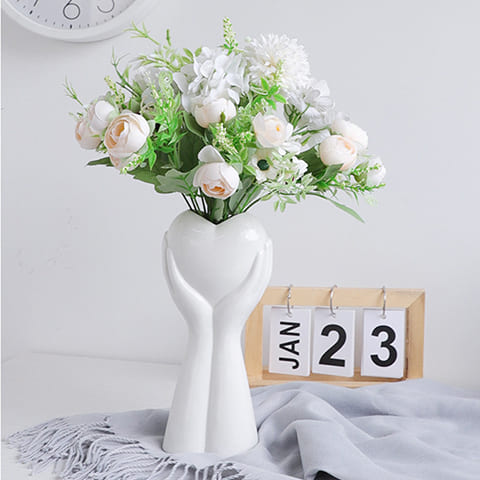 Vase petit cœur entre deux mains présentation avec bouquet de fleurs