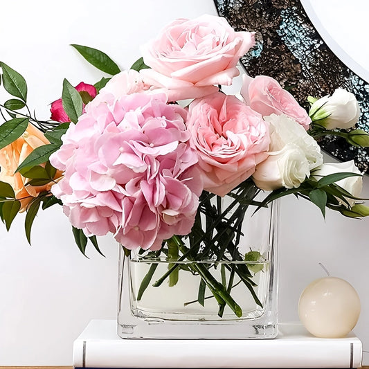 Vase Petit Cube Décoratif Transparent avec bouquet de fleurs sur un meuble.