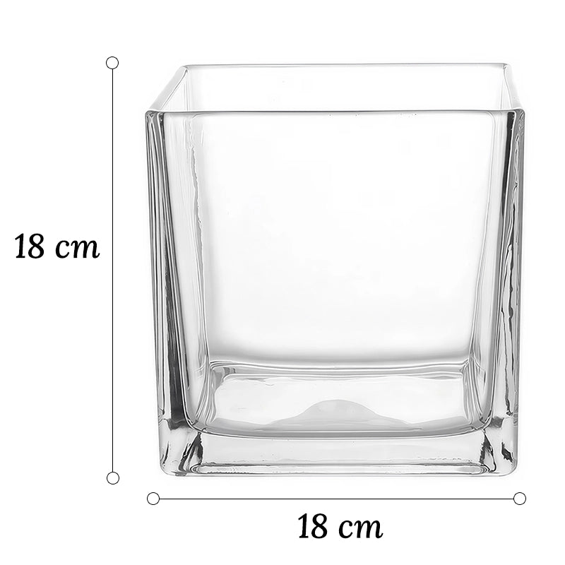 Vase Petit Cube Décoratif Transparent, dimensions modèle 18 cm sur fond blanc sans fleurs.