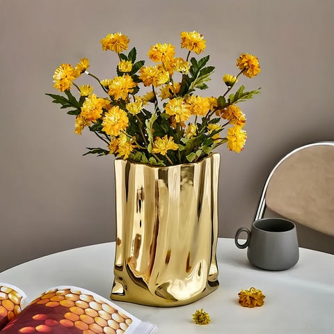 Vase plissé élégant or ou argent en céramique présentation du modèle Doré avec bouquet de fleurs jaunes.